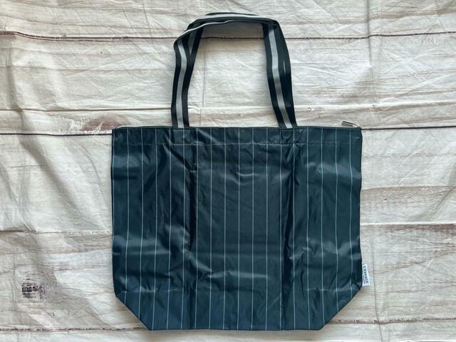 バックは装飾がないシンプルなデザイン