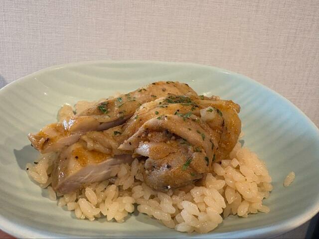 【ロピア にんにく香る！スパイシーチキンライス】電子レンジで温めれば湯気と香りが一気に広がります