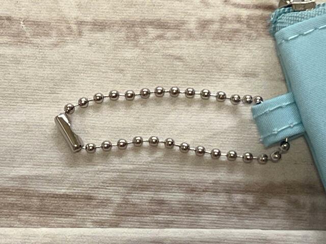 サイドのループにはボールチェーンが1個付属しており、バッグに取り付けることができちゃいます！