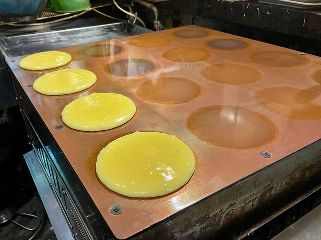 【ホットケーキ倶楽部 我家我屋本店】熱伝導率に優れた銅板でホットケーキを焼いている