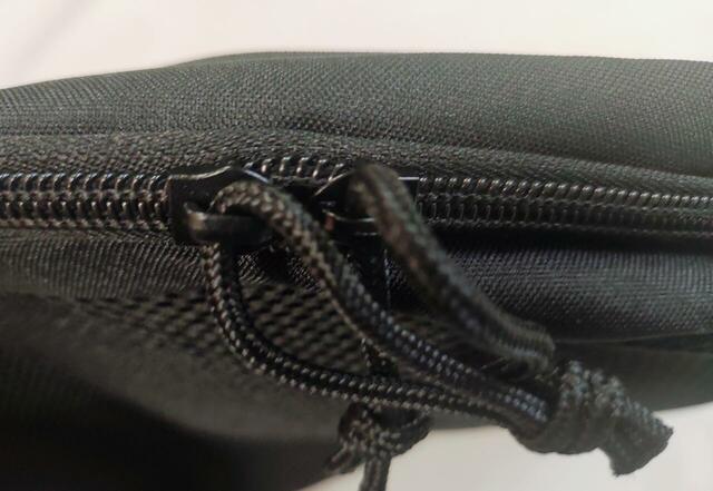 ダブルファスナーで、ガバッと開く