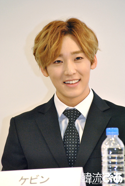 記者の顔を見つめるケビン(U-KISS) / 『ON AIR~夜間飛行~』記者会見