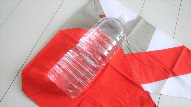 【カルディ ふろしき風エコバッグ】2Lのペットボトルを横置きしても余裕です