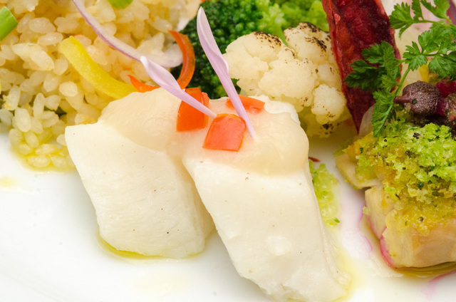 「シャーウッドガーデン・レストラン」ディナーブッフェ 白身魚のスチーム カリフラワーソース|東京ディズニーランドホテル 2016年「アナとエルサのフローズンファンタジー」