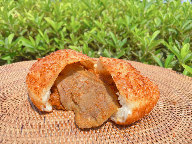 希望の丘ベーカリー　タパン「牛たんカレーパン極」
