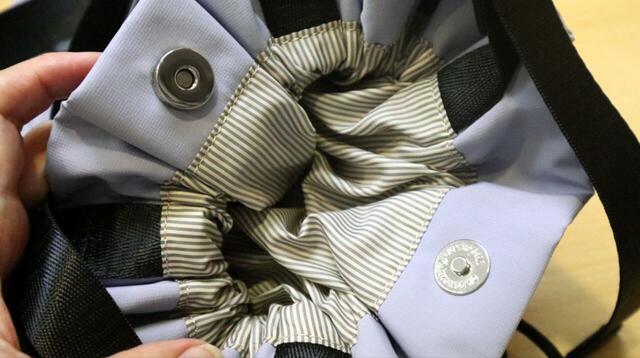 【BAYFLOW　3WAY撥水アジャスタートート】メイン収納と外ポケットにはマグネット式のスナップボタンが付いています