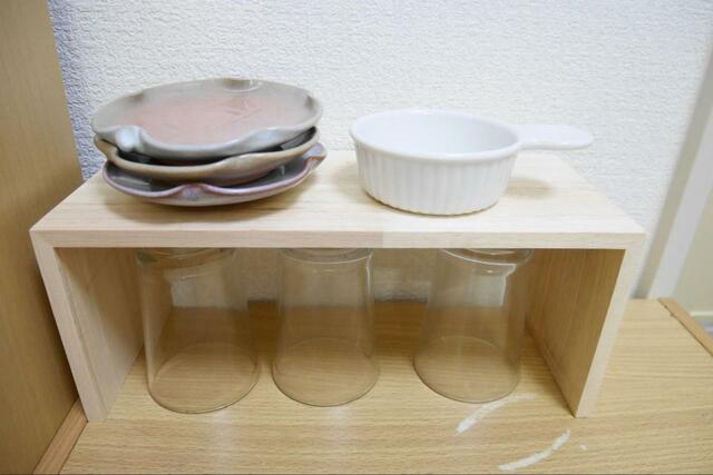 【3COINS 食器棚用コの字収納：Sサイズ】コップや豆皿の収納におすすめ