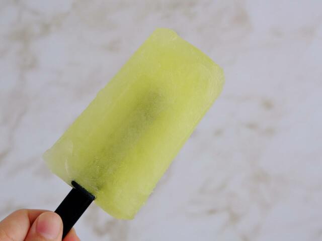 冷凍庫で冷やしたメロンバー