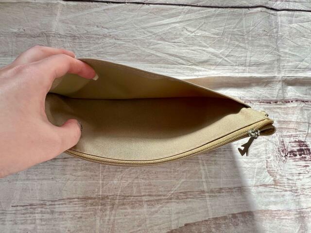 外側にポケット付き