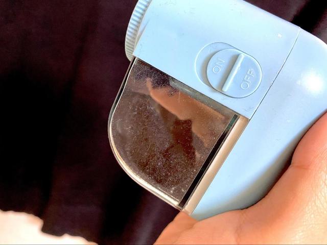 ダイソーの「くるくる毛玉とり」