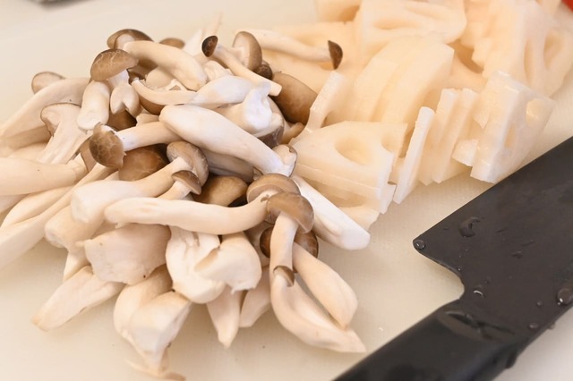 【雑穀サラダ】れんこんはいちょう切り、しめじは半分の長さに切る