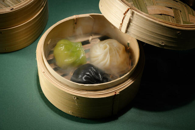 「小籠包（トリュフ、プレーン）、翡翠エビ餃子」＜期間：2025年8月6日＞ 【【1日限定】5段重ねの「HALOW蒸籠タワー」登場！2025年8月6日に一夜限りのディナーブッフェ開催！】