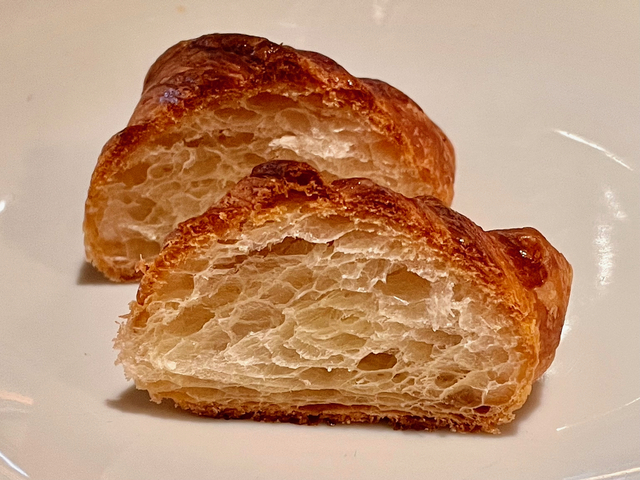 【モアザン タパス ラウンジ】ミニクロワッサンだが、パン生地を何層にも巻き込んであるため、きれいな層ができていた