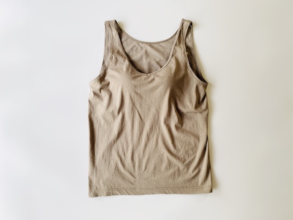 【無印良品】シルク入りカップ付きタンクトップ／胸開きの広いVネックになっていて、着ると上半身がスッキリと見えます。