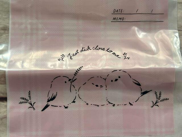 ピンクのチェック柄にシマエナガのプリントがキュート！色で柄も異なります