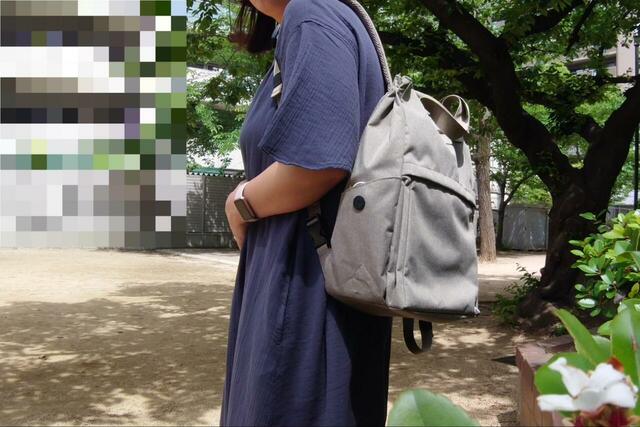 【ワークマン たためて自立する撥水トートリュック】グレージュは自然光だとカーキっぽく見え、男性が持ってもいい感じだと思いました