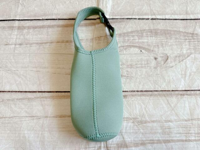 背面は装飾がないシンプルなデザイン