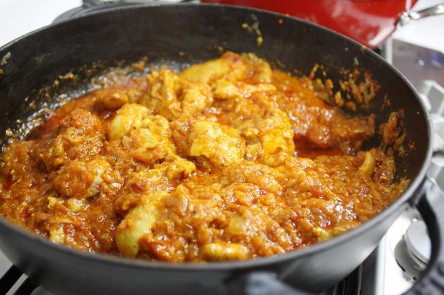 味見をし、塩が足りなければ塩（分量外）で味を整える