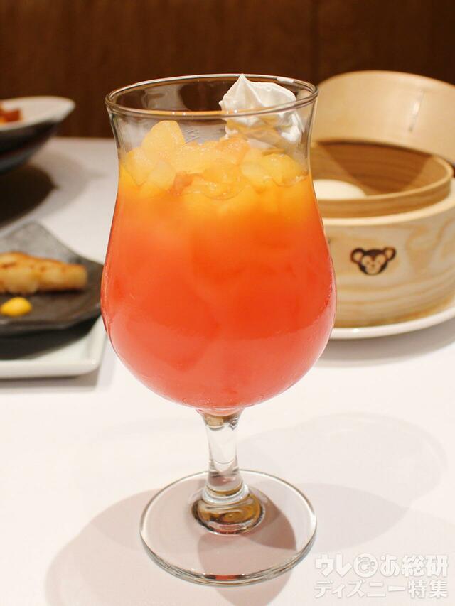 「ウェア・スマイルズ・グロウ」の色味をイメージして作られたドリンク【“ダッフィー＆フレンズのウェア・スマイル・グロウ” スペシャルドリンク】