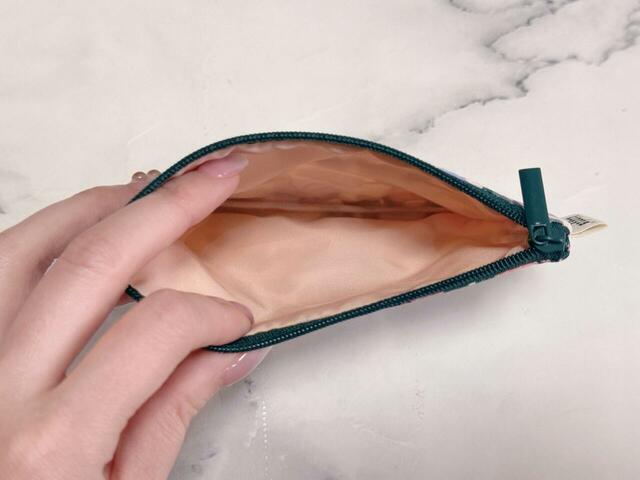 内側はポケットなどはないシンプルな作り