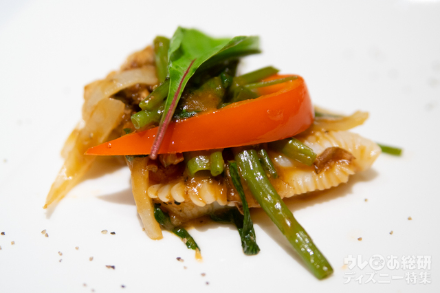 イカと野菜の黒胡椒炒め｜“ディズニー・ハロウィーン”ランチコース 4,200円｜東京ディズニーシー・ホテルミラコスタ「シルクロードガーデン」｜東京ディズニーリゾート「ディズニー・ハロウィーン」