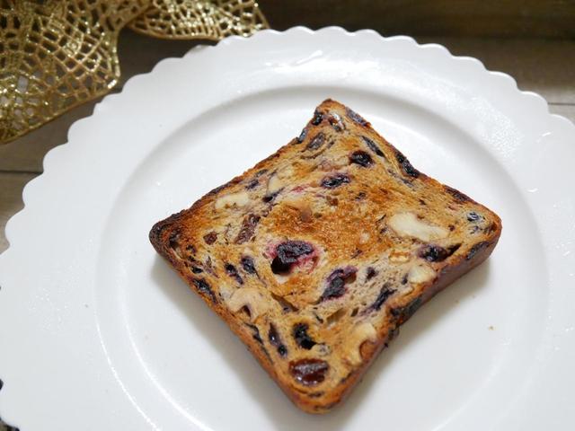 軽くトーストするとシナモンとドライフルーツの香りとうま味が強くなる　フルーツ＆ナッツブレッド／258円（税込）