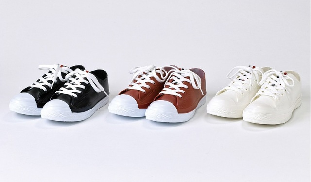 レインスニーカー ブラック、レッド、ホワイト