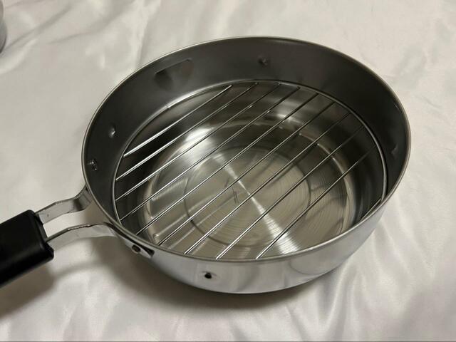 【揚げてお仕舞い】油切り網をお鍋にはめると、油切りとして使える！