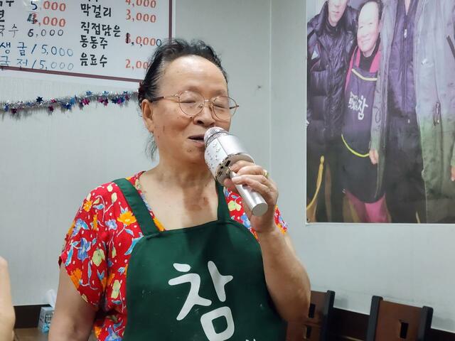 快く歌を披露してくれた良宮酒幕の女将