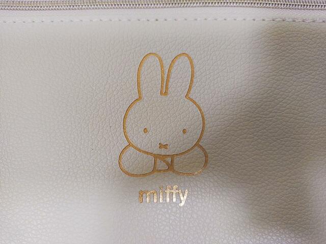 ゴールドの箔押しがされたミッフィーのイラスト付き