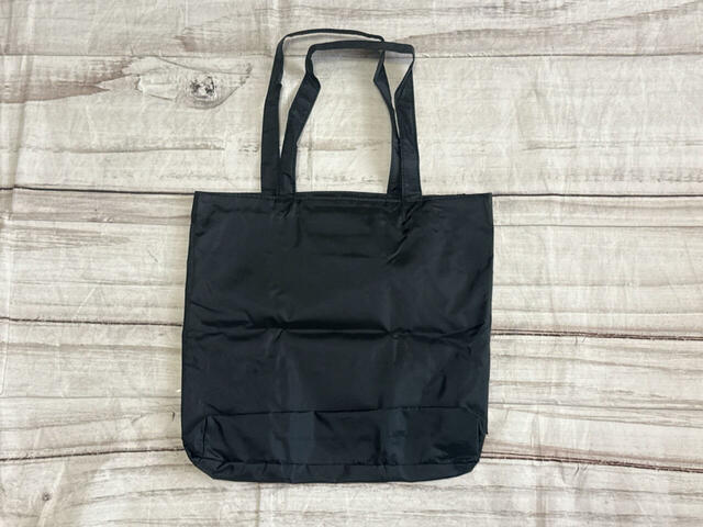 背面は装飾がないシンプルなデザイン