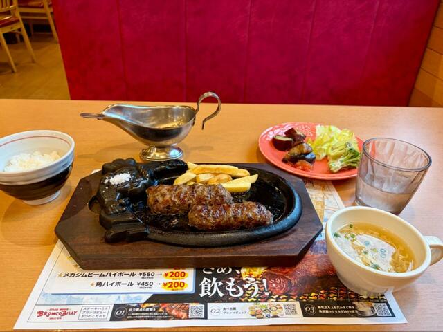 【ブロンコビリー ブロンコおじさんのこだわり炭焼きがんこハンバーグ(200g)】ハンバーグのほかブロンコビュッフェ、大かまどごはん、たまごスープがついてきます