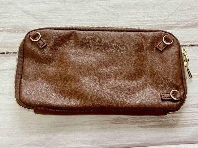 ストラップをつける箇所が3つあるのは横でも縦でも持てるから！【SNOOPY（スヌーピー）タテでもヨコでも持てる！スマホショルダーBOOK BROWN】