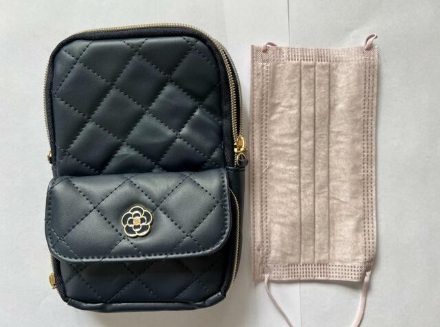 【CLATHAS（クレイサス）お財布機能付きスマホポーチ】マスクと高さは同じくらい