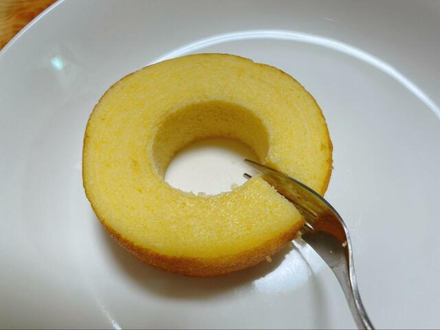 【3COINS おかしもん 一度に食べきれない欲張りバームクーヘン】写真からもわかるしっとりとした生地