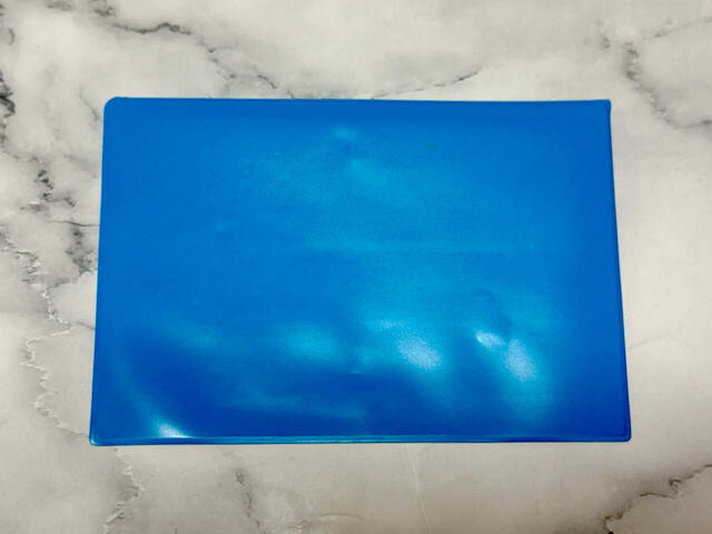 背面はシンプルな無地