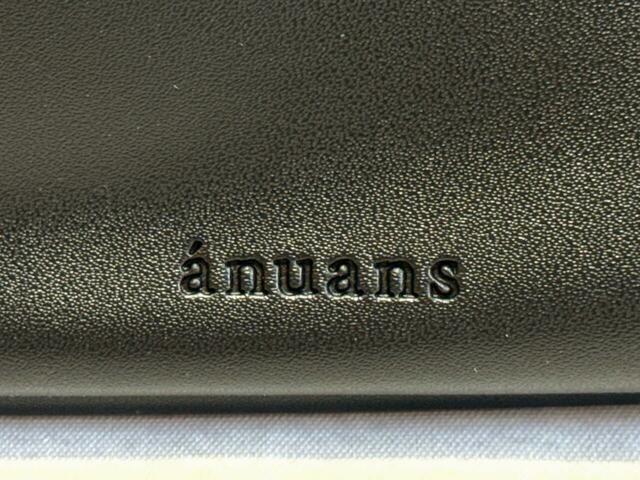 フロント下部には「ánuans」のブランドロゴ刻印入り。主張しすぎないさりげないアクセントで、上品な印象！