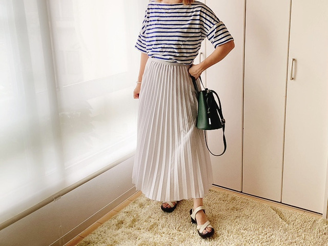 【ワークマン　レディースサーバーバスクハーフシャツ】白のプリーツスカート、ヒールサンダルと合わせた「フェミニン×マリン」なコーデ