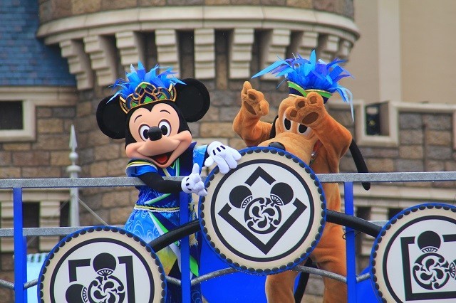 プルートと一緒に太鼓をどんどん