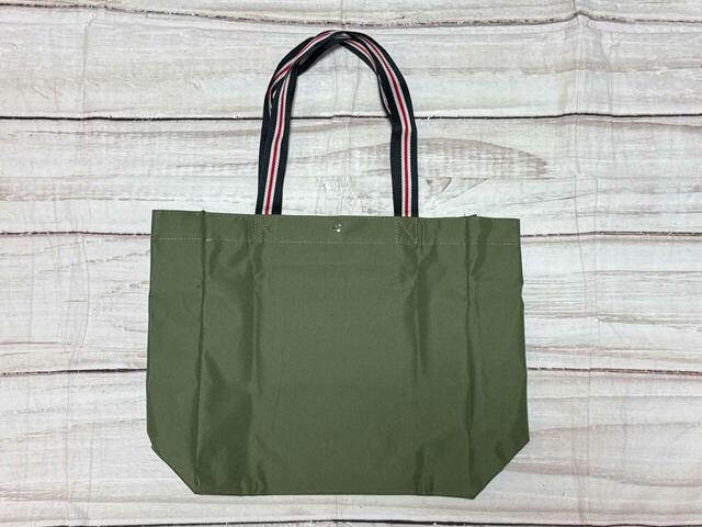 背面は装飾がないシンプルなデザイン