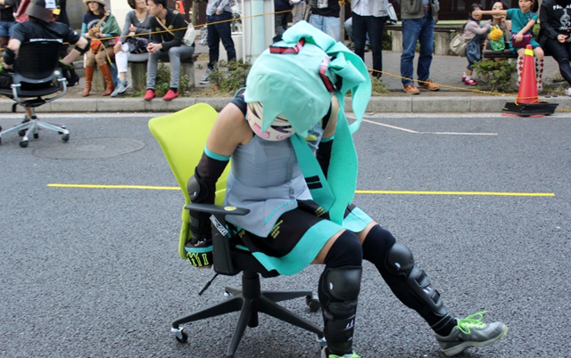 いす同士の熾烈な戦い! 「いす-1」グランプリの模様