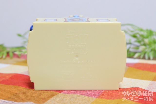 グミキャンディー、ミニスナックケース付き ¥950｜底面にはトイ・ストーリー・マニア!のロゴ