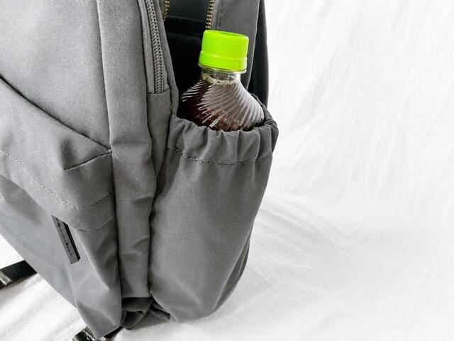 【ワークマン　撥水ライトデイバッグ】サイドポケットはゴム入りで深めの設計。ペットボトルも落ちにくくて安心です♪
