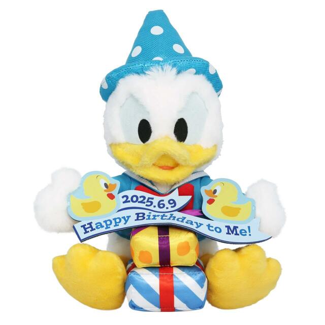 ぬいぐるみ 4,200円｜東京ディズニーリゾート「ドナルドダックのバースデーグッズ」｜販売店舗：東京ディズニーランド「ギャグファクトリー/ファイブ・アンド・ダイム」、東京ディズニーシー「エンポーリオ」｜販売日：2025年5月22日（木）