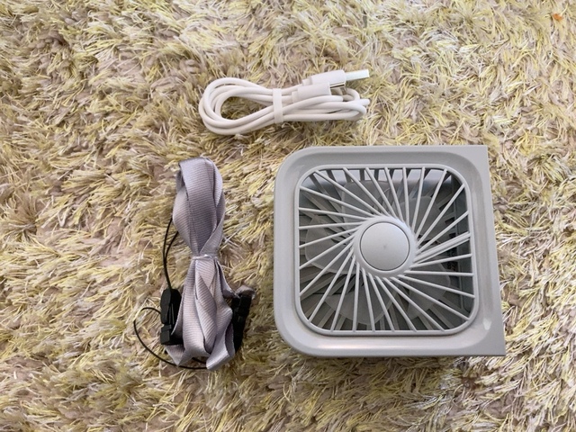 【3COINS 4WAYハンディファン】本体のほかにネックストラップ、充電ケーブル (USB Type-C)、取扱説明書が付属しています