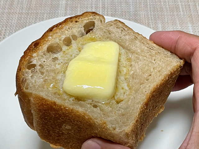 【BAKER Aoyagi】シェフが教えてくれたように、ヴィーガン全粒粉ぱんを厚く切り、トースト後、バターをぬっておいしくいただきました