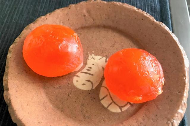 自作の塩漬け卵黄。たっぷりの塩に埋めて3日間放置し、その後、冷水で洗ったらさらにお皿に入れて3日間放置。完全に乾燥したらチマキやお菓子に使える