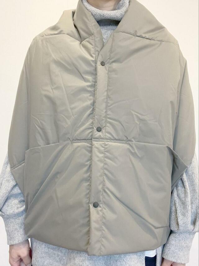 【無印良品 吸湿発熱中わた表面撥水パッカブルケープ】ダウンジャケットを着ているような感覚！とても軽いので肩も疲れません