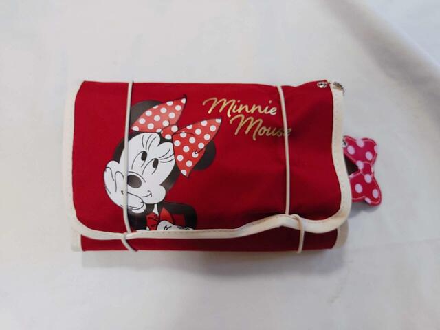 両端下についている「ゴム紐」を両サイドにつけることで、移動の時も安心