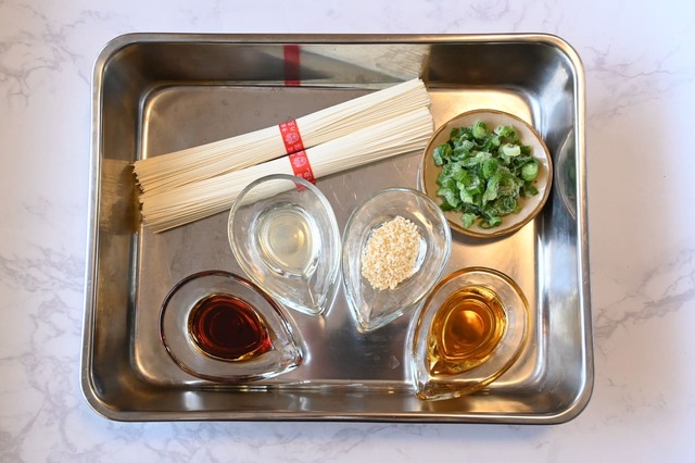 【塩レモンそうめん】材料：そうめん、ごま油、鶏ガラスープの素、しょうゆ、レモン汁、青ねぎ